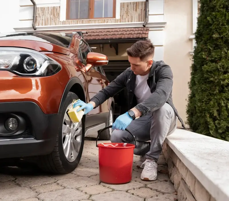 Lavage auto à domicile Bois-de-Céné : professionnel intervenant sur un véhicule